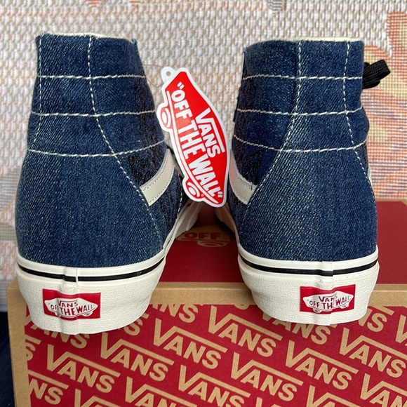 Vans WMNS Sk8-Hi Tapered
Denim Embroidery Navy/White
VNOA5KRUNAV
Sneakers - Picture 14 of 16